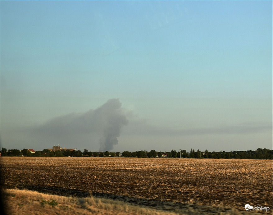 Nagy füstgomoly Mezőkövesd felé 