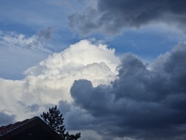 Tornyosulnak a felhők