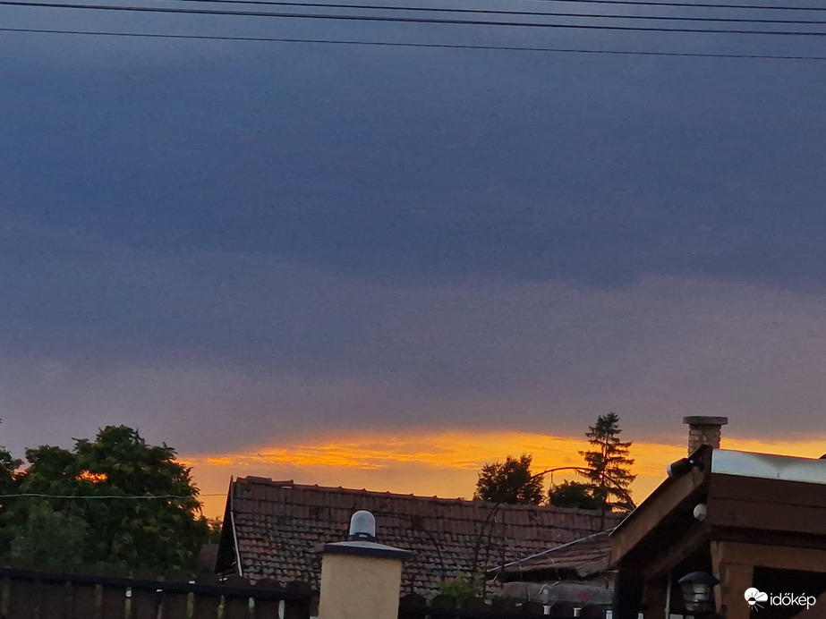 Mai tüzes naplemente