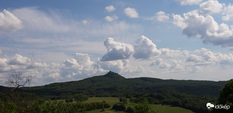 Somosi vár - kilátás, a hegytetőn a Salgó vára
