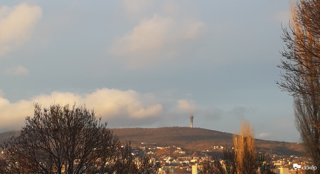 Lemenő nap és felhősapka