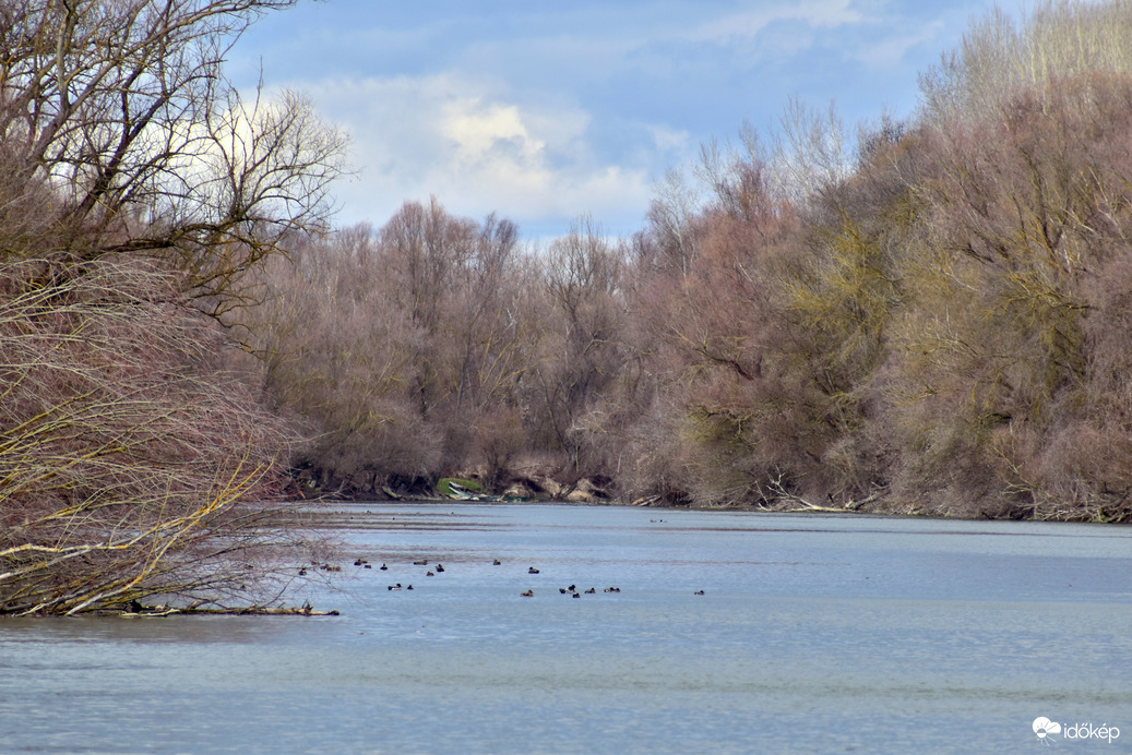 Egyszer napos, utána sötét felhők
