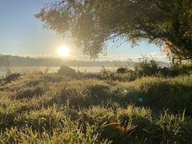 Derült, szélcsendes reggel