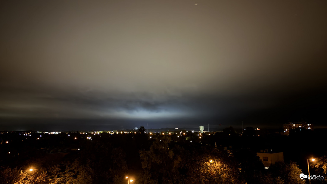 Őszi ború éjjelén