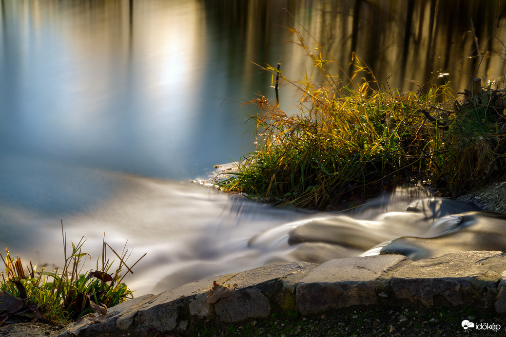 Az idő telik, a jelen halad, az élet múlik, a csend rezeg.