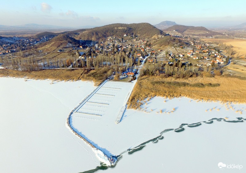 A fehér Balatonunk,Szigliget kikötője fölött, 2017-01-08