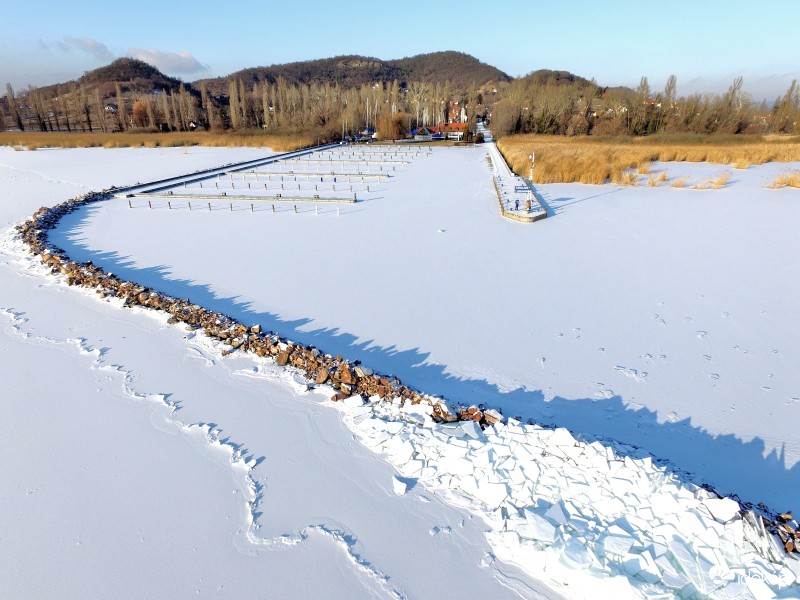 A fehér Balatonunk,Szigliget kikötője fölött, 2017-01-08