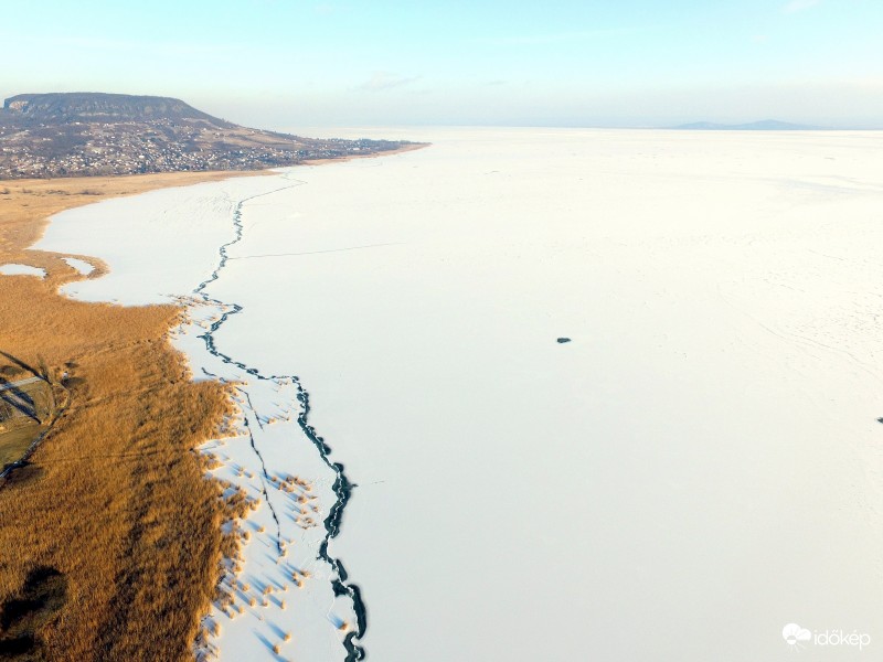 A fehér Balatonunk,Szigliget kikötője fölött, 2017-01-08