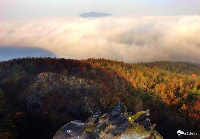 Gyönyörű reggeli látvány fogadott a Badacsonyról.  Felhők fölötti napsütés  2018.11.09.