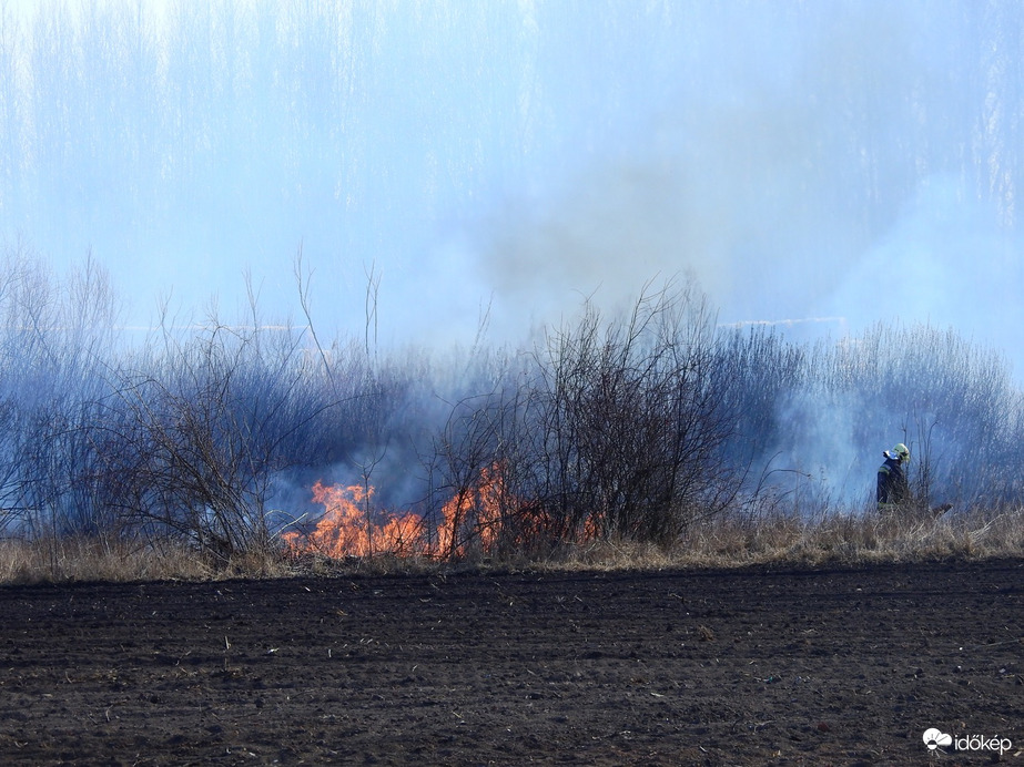 Küzdenek a lángokkal Tiszalökön