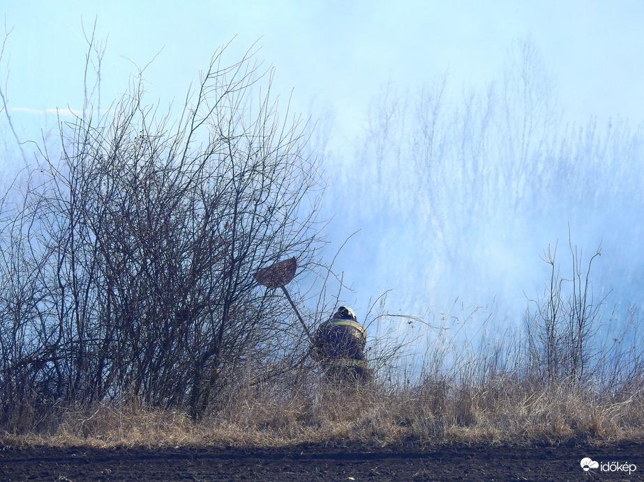 Küzdenek a lángokkal Tiszalökön