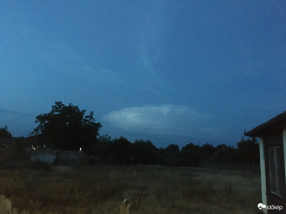 Zivatarfelhő érkezik Nyíregyháza felől 