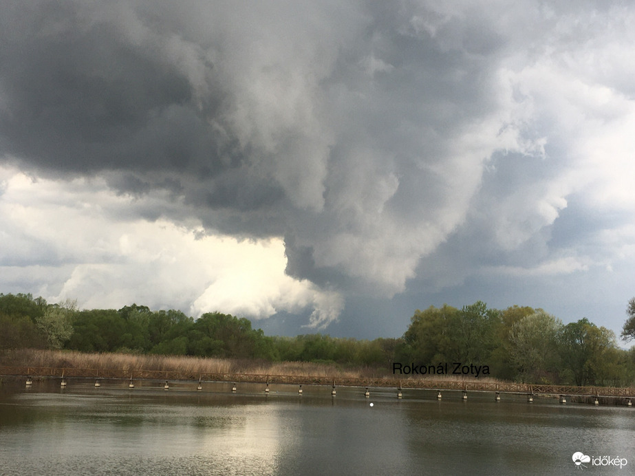 Mintha kezdődő tornádó lenne