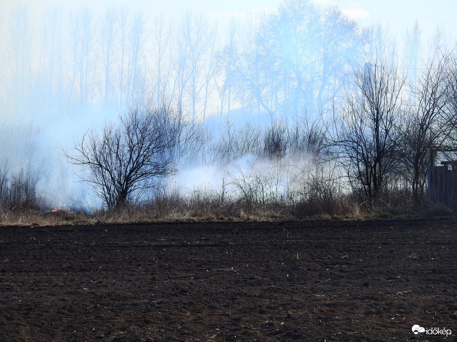 Küzdenek a lángokkal Tiszalökön