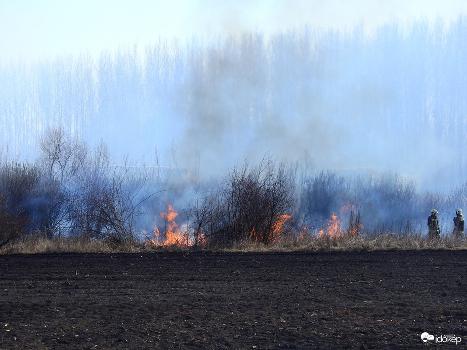 Küzdenek a lángokkal Tiszalökön
