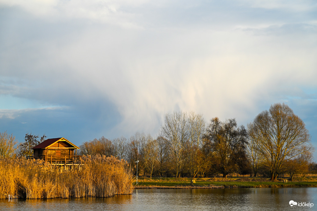 Nyarat idéző távoli záporok Tiszalökről fotózva