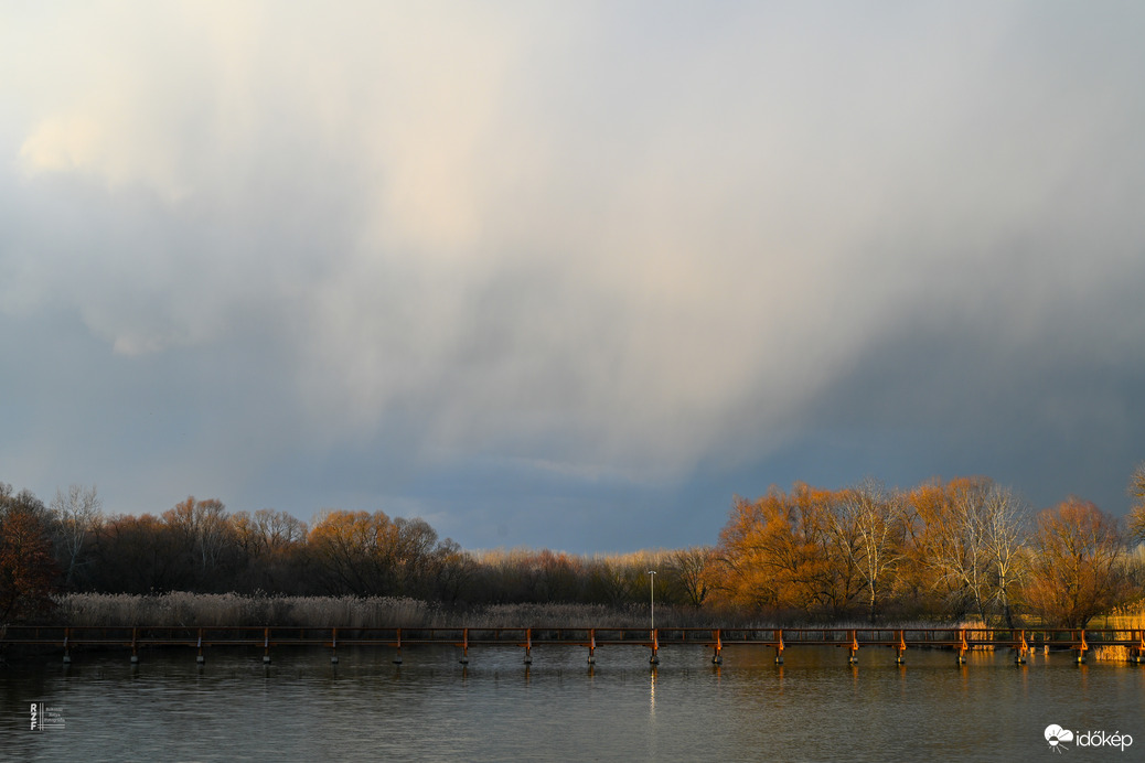 Nyarat idéző távoli záporok Tiszalökről fotózva