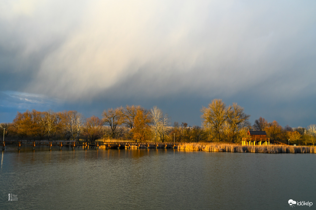 Nyarat idéző távoli záporok Tiszalökről fotózva