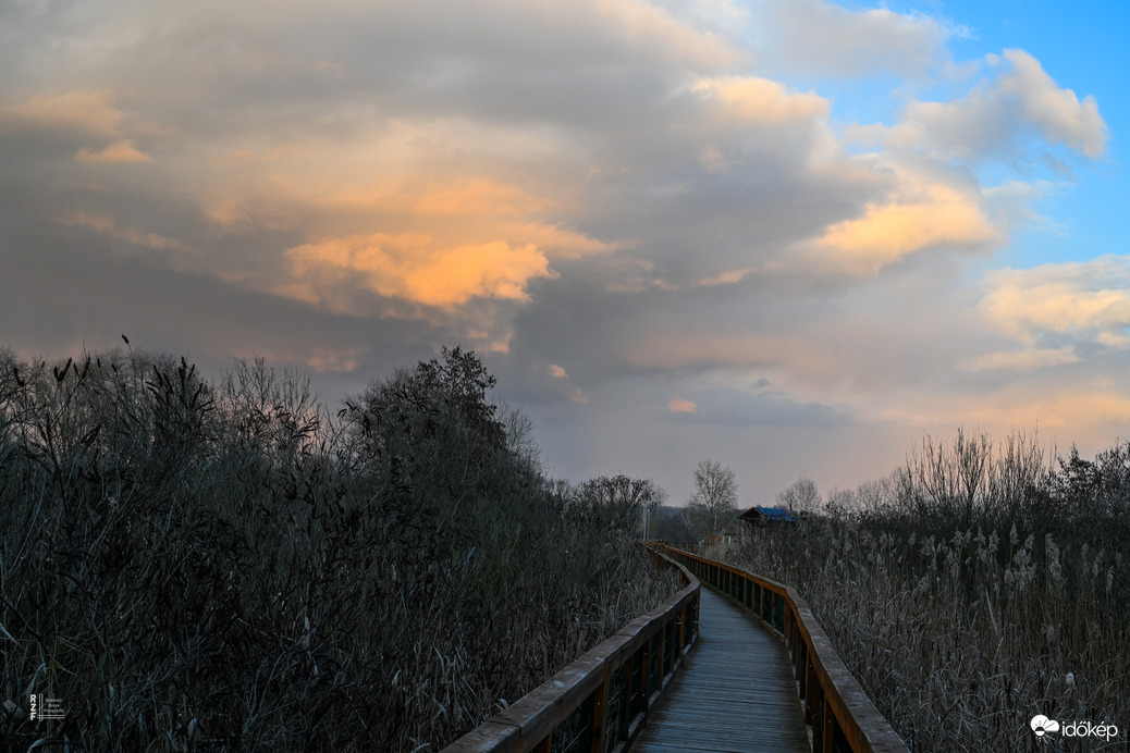 Nyarat idéző távoli záporok Tiszalökről fotózva