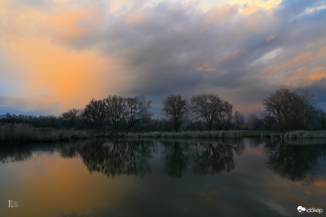 Nyarat idéző távoli záporok Tiszalökről fotózva