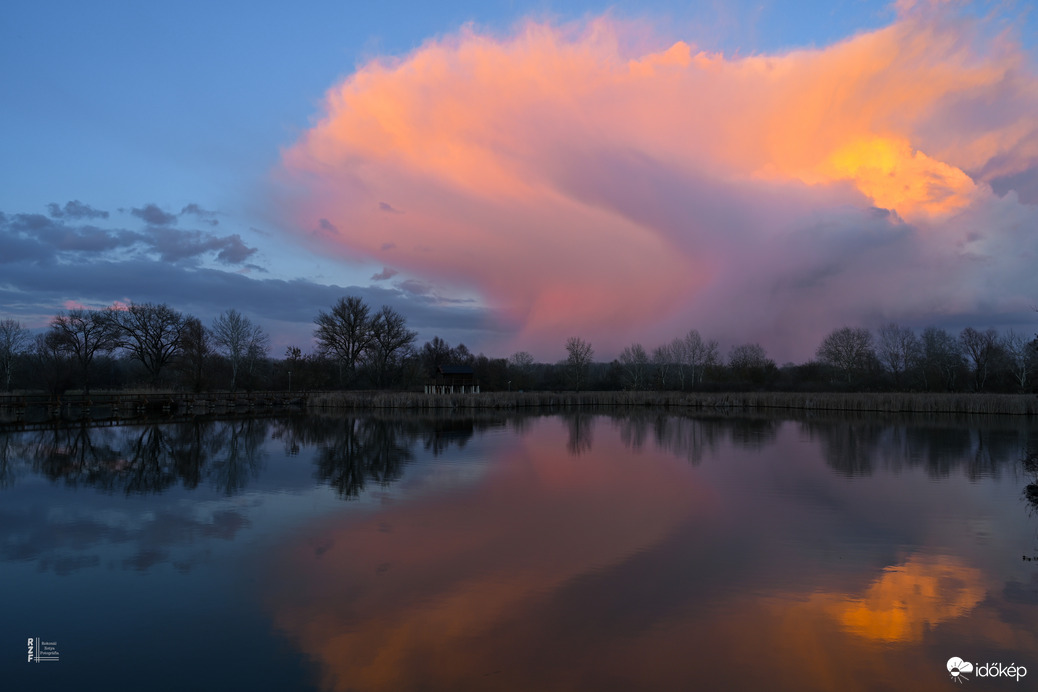 Nyarat idéző távoli záporok Tiszalökről fotózva