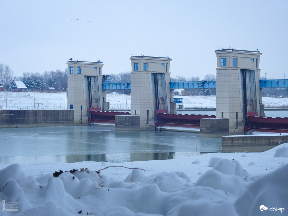 Befagyás alatt a Tisza a Tiszalöki Vízerőműnél