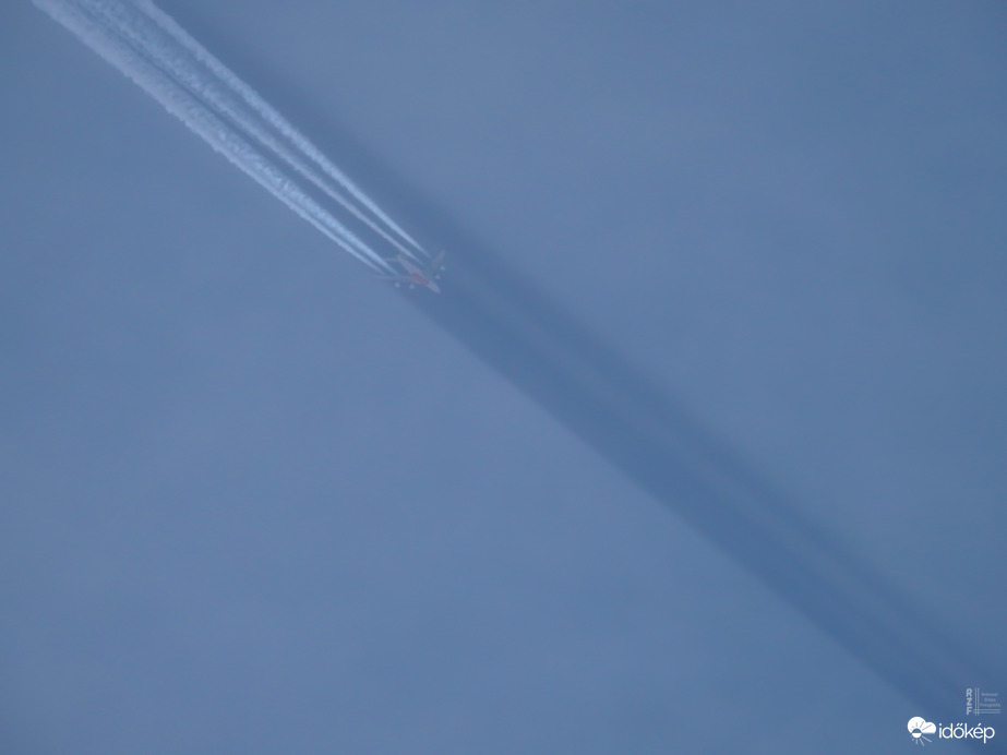 Előrevetítette saját árnyékát ma egy Dubai-Glasgow közötti Emirates repülő Tiszalökön