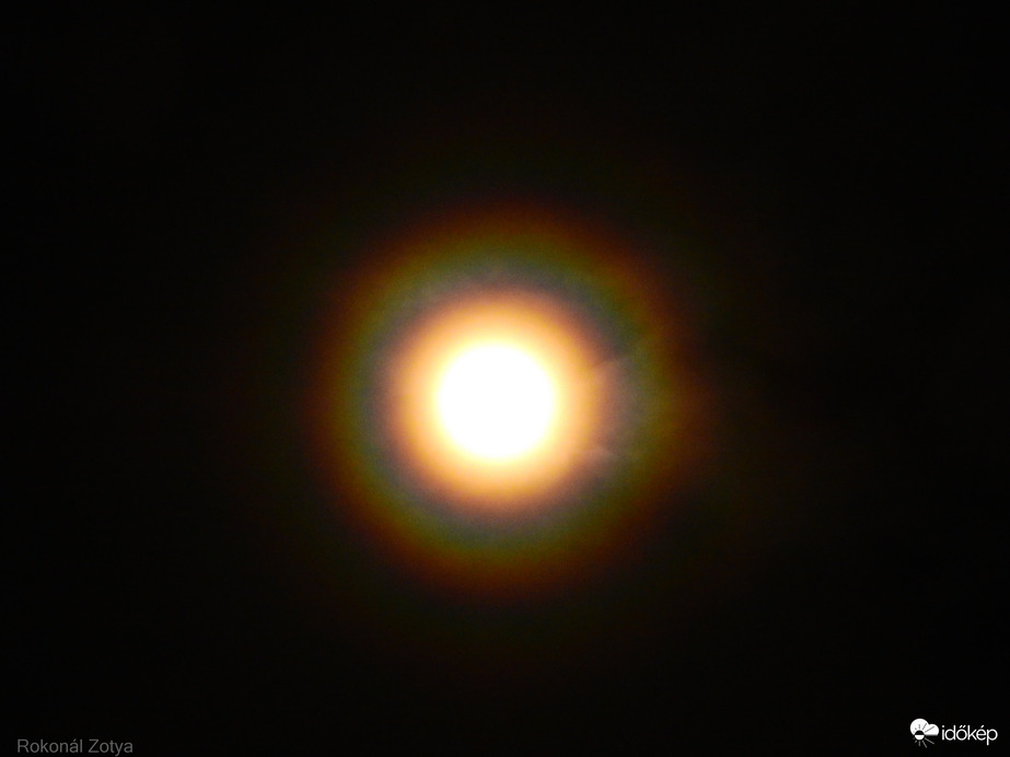 Duplán irizáló Hold