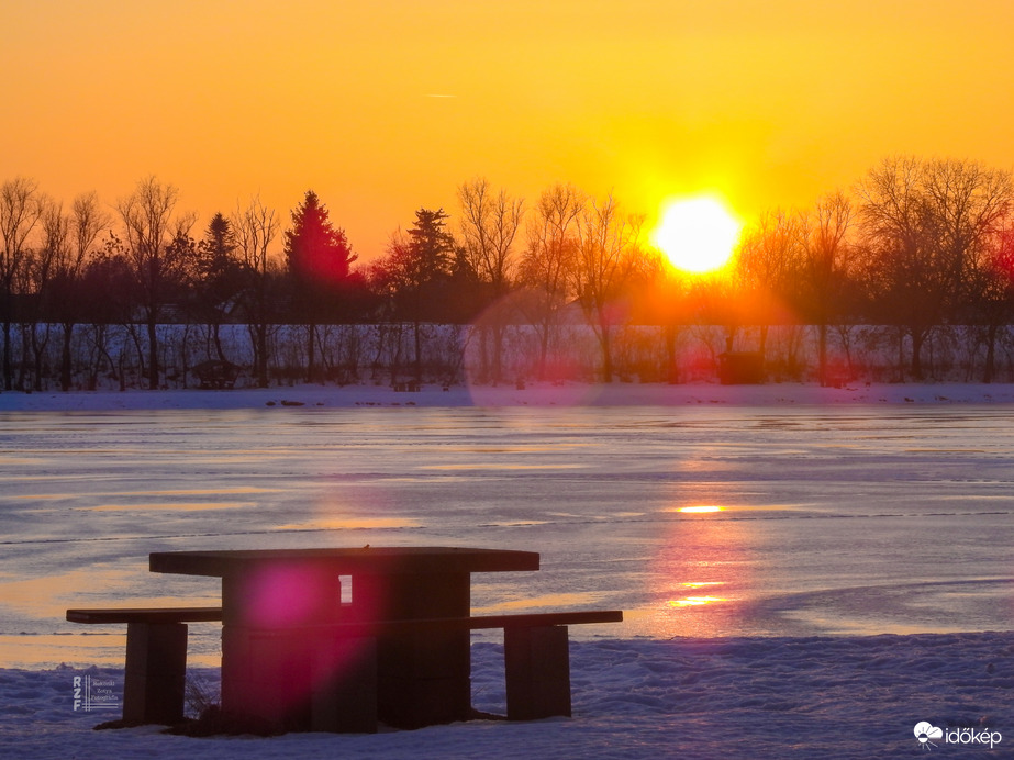 Elbűvölő naplemente a tiszalöki Kis-Tisza holtágnál
