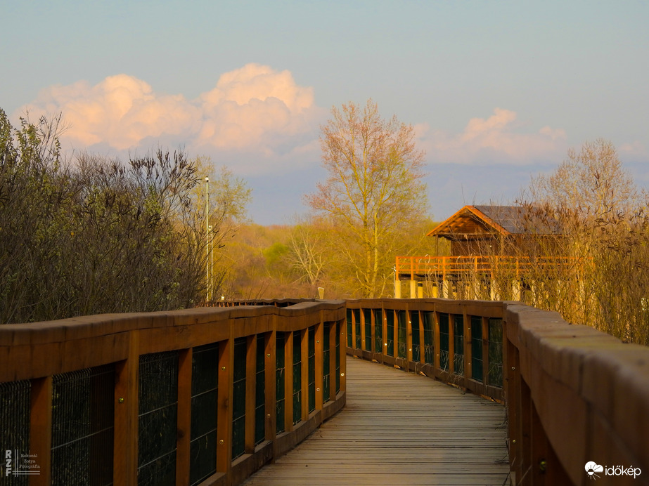 Háttérben távoli zivatarfelhők