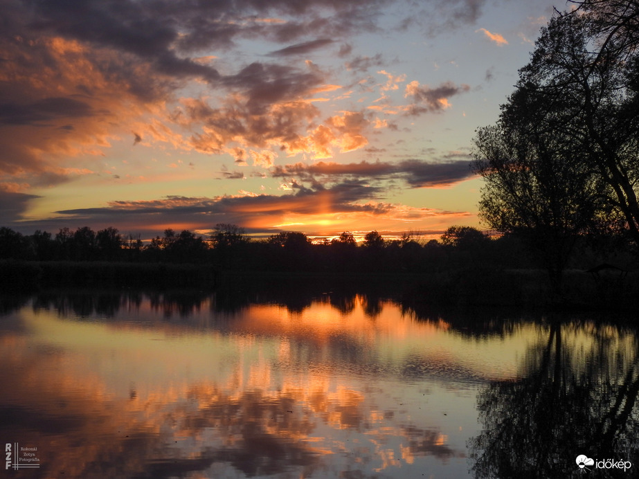 A téli időszámítás első pazar naplementéje Tiszalökön