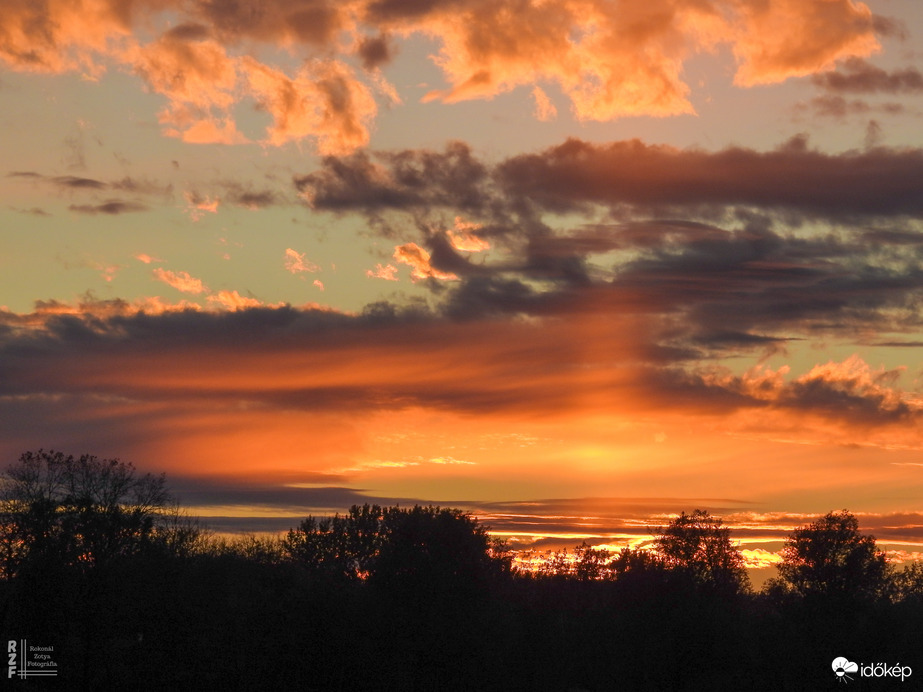 A téli időszámítás első pazar naplementéje Tiszalökön