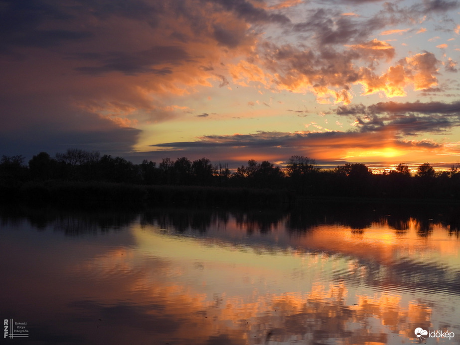 A téli időszámítás első pazar naplementéje Tiszalökön