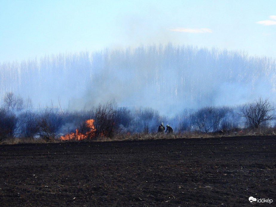 Küzdenek a lángokkal Tiszalökön