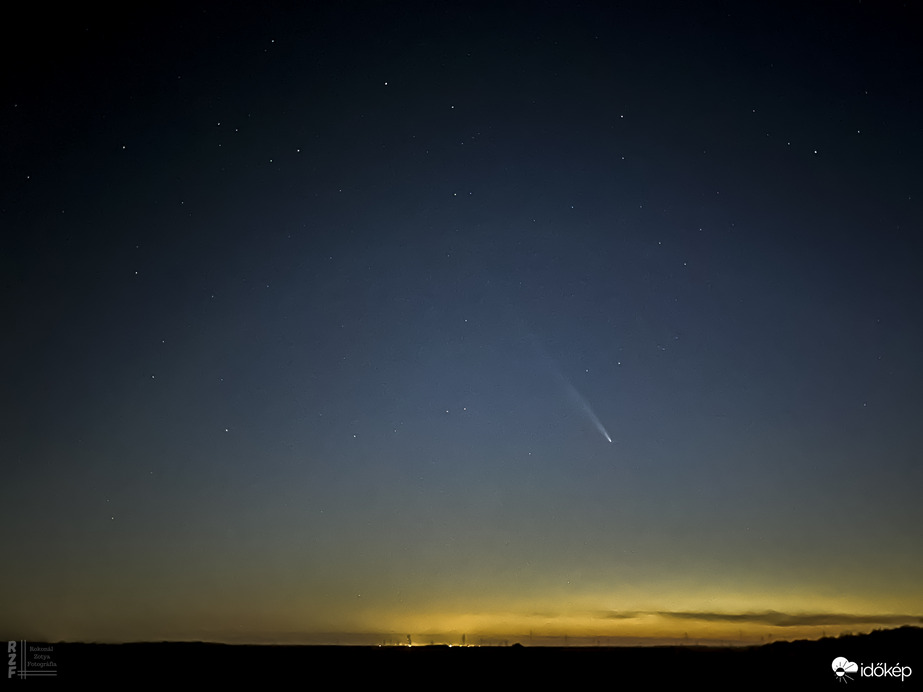 Üstökös, alul Tiszaújváros, a kép Tiszalökön készült