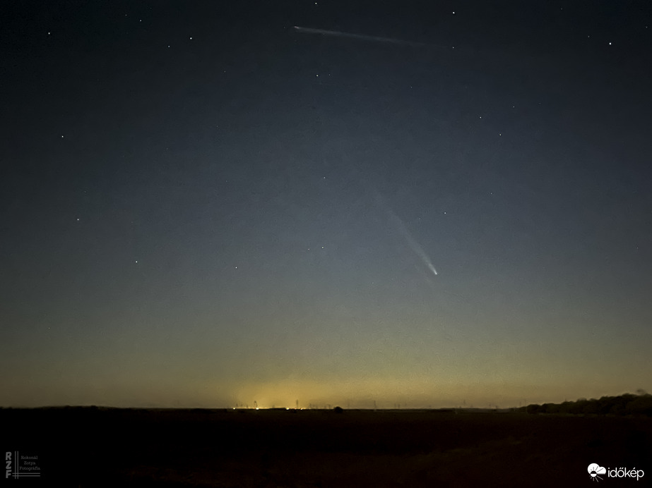 Üstökös, alul Tiszaújváros, a kép Tiszalökön készült