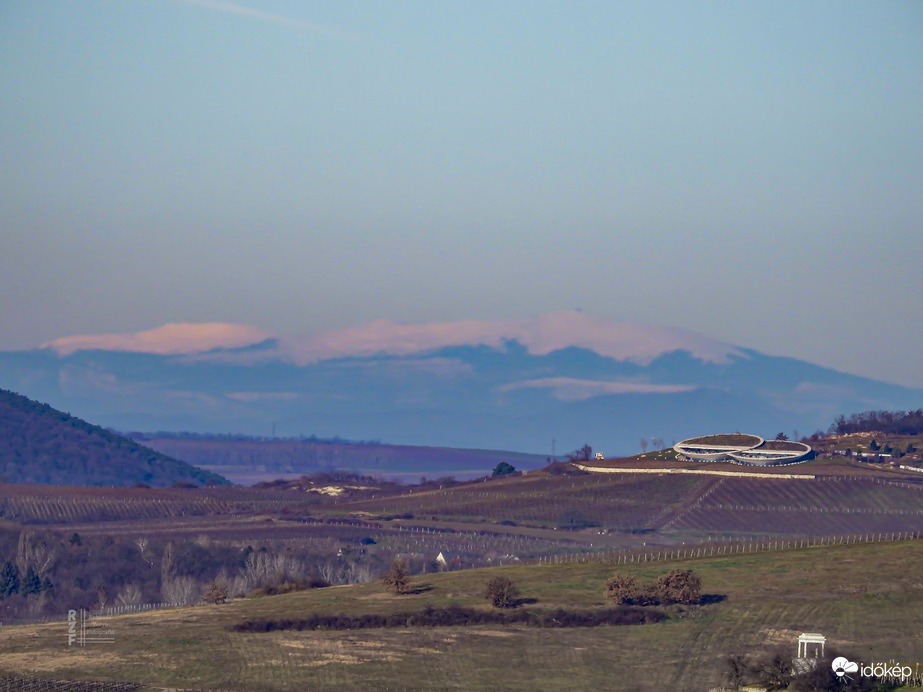 Magas-Tátra Tarcalról (Szt. Teréz kápolna) fotózva, előtte a rátkai Sauska pincészet 