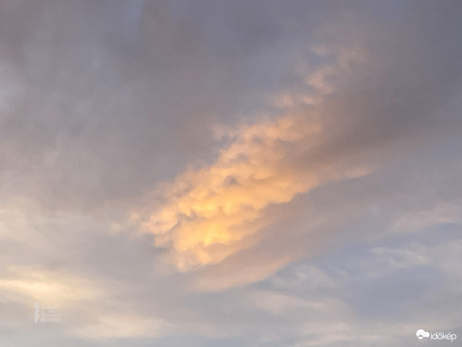 Sok kicsi Mammatus Tiszalök felett 