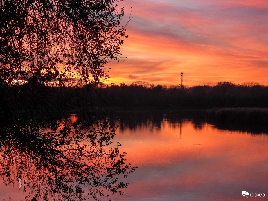 Halloweeni színes naplemente alkalomhoz illően Tiszalökön 