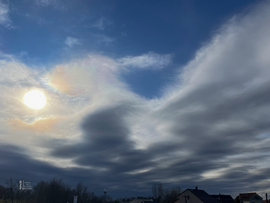 Valószínűleg érkeznek a hófelhők a Nap körüli irizálással, Tiszalök