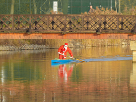 Rénszarvasok szabadságon – Mikulás kenuval szelte a Nyíregyháza Sóstói tavat