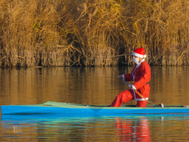 Rénszarvasok szabadságon – Mikulás kenuval szelte a Nyíregyháza Sóstói tavat