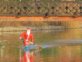 Rénszarvasok szabadságon – Mikulás kenuval szelte a Nyíregyháza Sóstói tavat