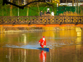 Rénszarvasok szabadságon – Mikulás kenuval szelte a Nyíregyháza Sóstói tavat