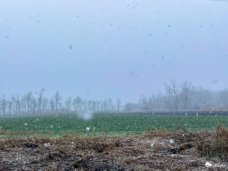 Holle anyó megrázta a dunyháját Tiszalökön 