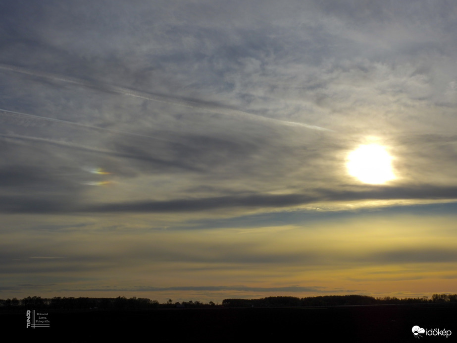 Pici irizálás a Naptól balra