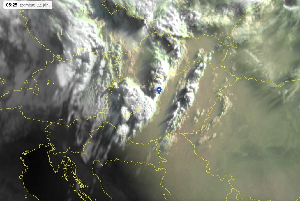 Zivatarok hasítanak a poros légkörben. (Műholdkép: Sat24)