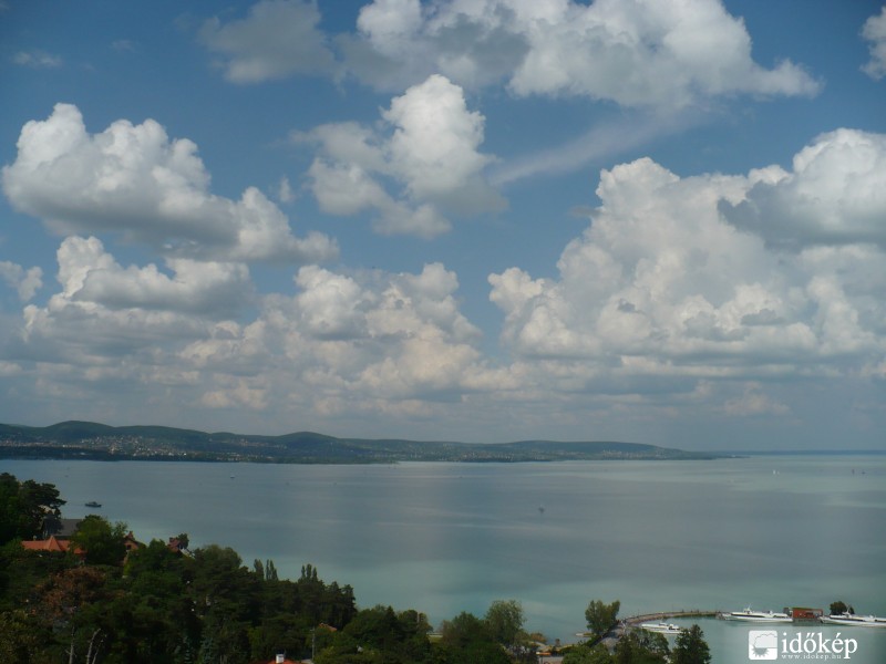 Gomolyfelhők a Balaton felett