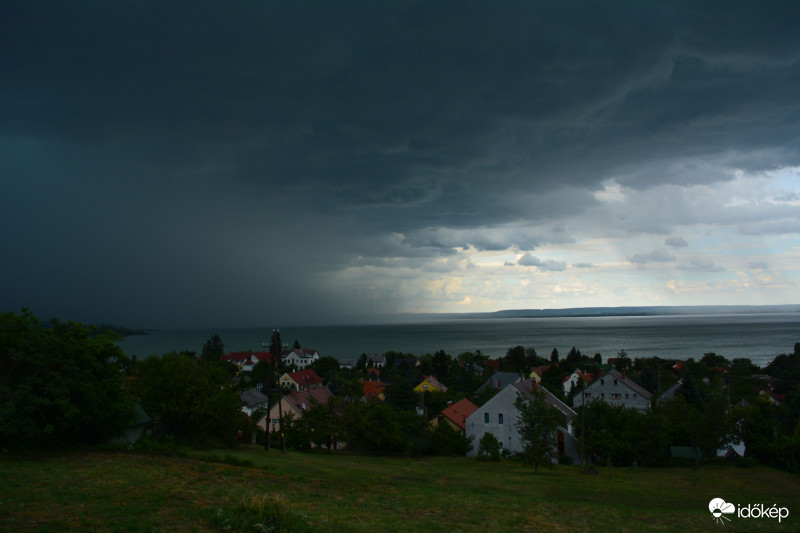 Eső a Balatonon