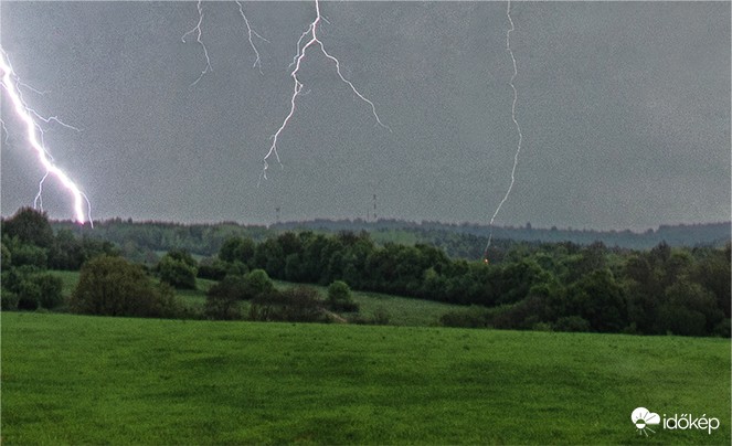 Képkivágat ahogy a villám fába csap